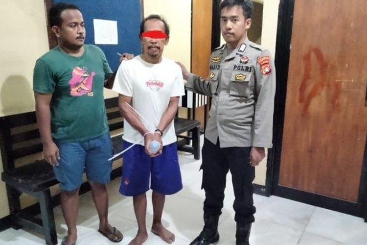 BD (63), pelaku penikaman di Kecamatan Sarudu, Pasangkayu, Sulawesi Barat, saat ditangkap polisi. BD menikam korban berinisial Z karena tersinggung korban sering kentut di sebelahnya.