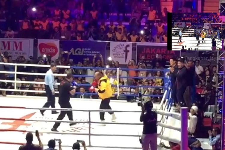 Gubernur Nusa Tenggara Timur (NTT) Viktor Bungtilu Laiskodat (Jaket kuning) berduel dengan mantan juara dunia tinju Chris 'The Dragon' John (Kaos hitam) di Gelanggang Olahraga Kota Kupang, NTT, Minggu (7/7/2019)