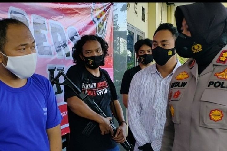 Kapolres Tegal Kota AKBP Rita Wulandari Wibowo menginterogasi satu dari tujuh tersangka kasus pidana yang diamankan, dalam konferensi pers ungkap kasus di Mapolres Tegal Kota, Jumat (13/11/2020)