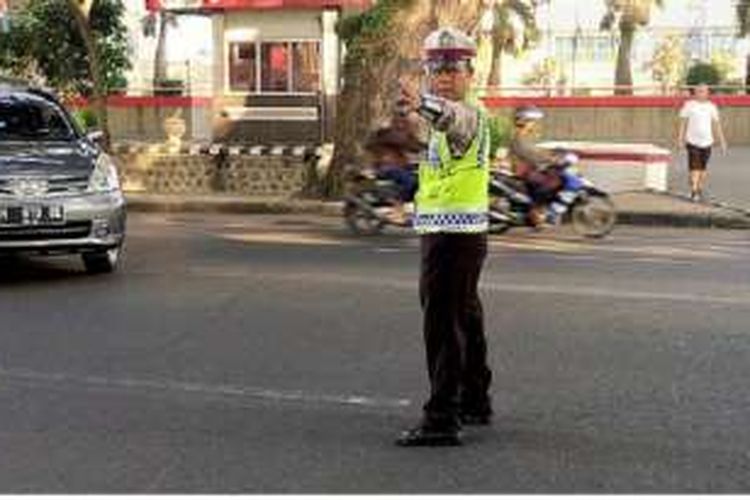 Brigadir Kepala Seladi, anggota polisi lalu lintas di Malang, Jawa Timur, di luar jam dinasnya mengumpulkan limbah untuk diolah kembali, Selasa (17/5). Ia memilih mengumpulkan sampah untuk mencari uang tambahan bagi keluarganya. Uang tak halal, menurut dia, tidak akan membawa berkah. 