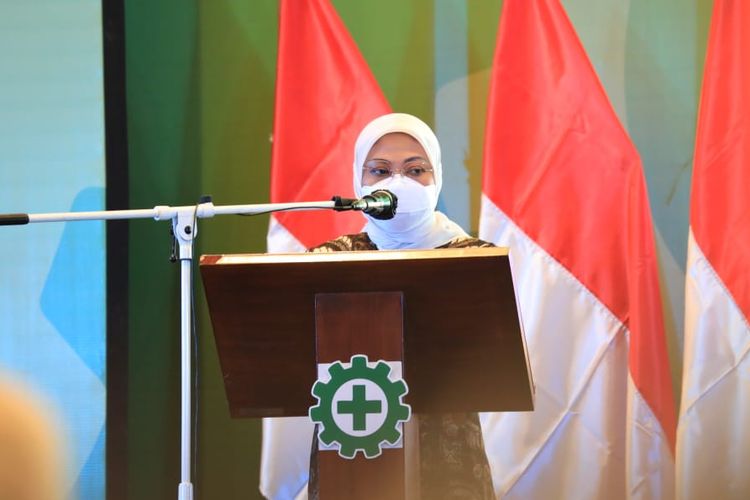 Indonesian Minister of Labor Ida Fauziyah gives a speech in Jakarta on Wednesday (28/4/2021).
