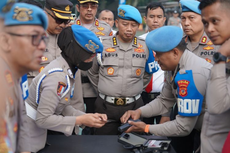 Polda Jabar tengah memeriksa anggotanya terkait izin penggunaan senjata api di Mapolda Jabar, Senin (23/12/2024). Pemeriksaan ini rutin dilakukan sebagai upaya pengawasan dan pengendalian senjata api dilingkunga polri.