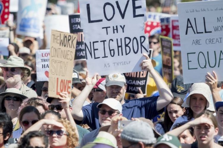 Ribuan demonstran tumpah ke Berkeley, negara bagian California untuk menggelar Rapat Umum Menentang Kebencian pada Minggu (27/8/2017).

