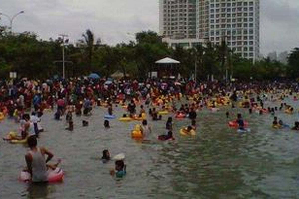 Suasana kawasan wisata Ancol di hari pertama tahun 2012, Minggu (1/1/2012).