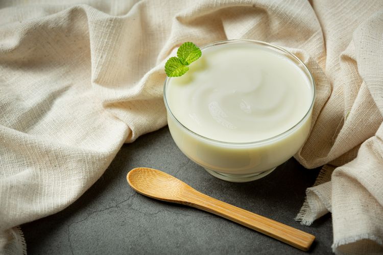 Mengonsumsi yogurt yang mengandung kultur probiotik hidup dapat mejadi cara mengobati sariawan secara alami.