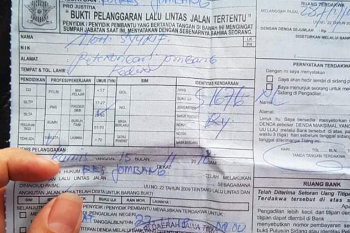 Surat Tilang yang diterima anggota DPRD Kabupaten Jombang, Muhammad Syarif Hidayatullah. (Dokumentasi Muhammad Syarif Hidayatullah)