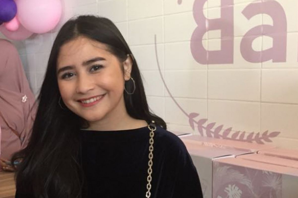 Prilly Latuconsina meresmikan gerai kue Bebelly Bakery di Jalan Margonda Raya, Depok, Jawa Barat, Minggu (15/10/2017).