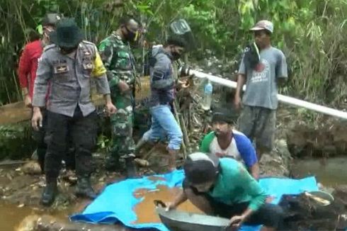 Mengandung Serbuk Emas, Sungai Ini Dipenuhi Warga yang Ingin Mendulang