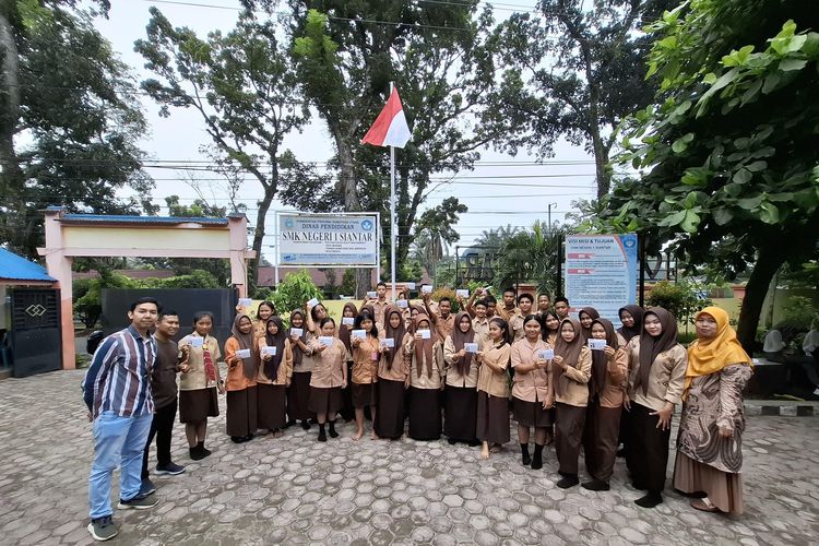 Perwakilan Bank Mandiri saat melakukan sosialisasi keuangan di SMK Negeri 1 Siantar. 
