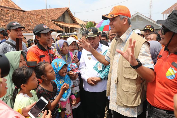 Ganjar pastikan Jateng kirim bantuan untuk korban banjir di DKI Jakarta dan beberapa daerah lainnya usai meninjau rumah pompa di Kota Pekalongan, Jumat (3/1/2019).