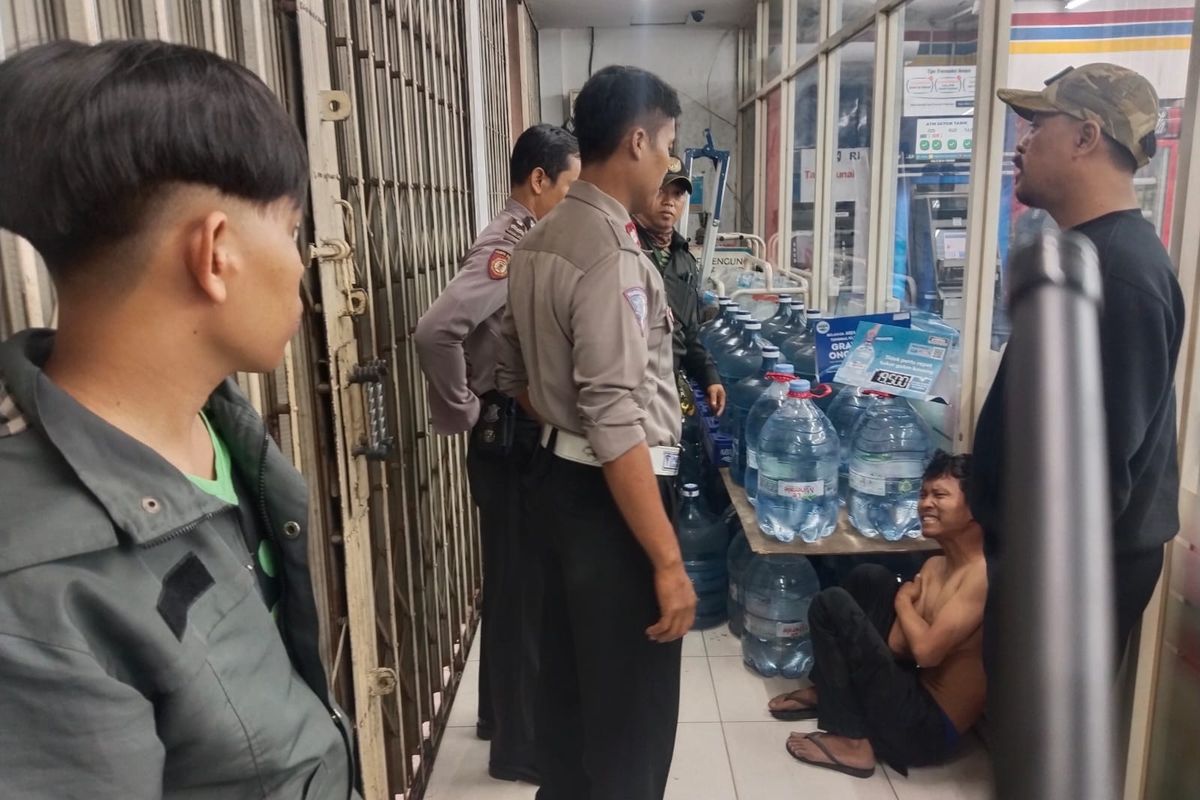 Seorang pria diamankan usai ketahuan mencuri rokok dan mencoba membobol mesin ATM minimarket di bilangan Bintara Jaya Raya, Bekasi Barat, Rabu (26/7/2023).