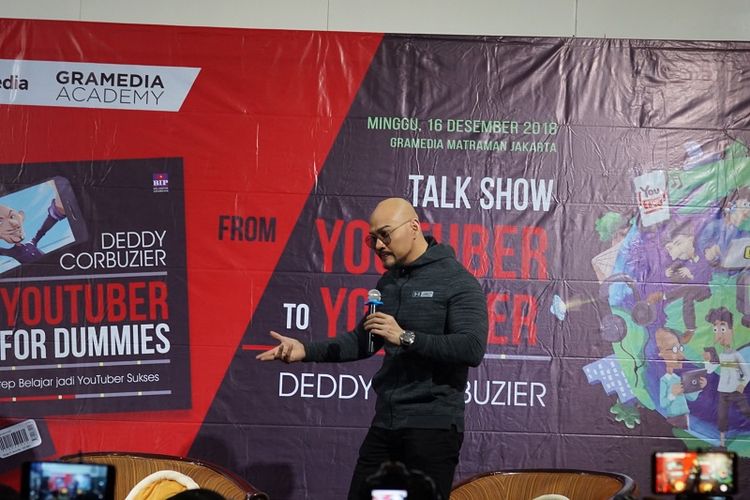 Deddy Corbuzier memberikan berbagai tips menjadi Youtuber sukses di Function Hall, Gramedia Matraman, Jakarta, Minggu (16/12/2018).