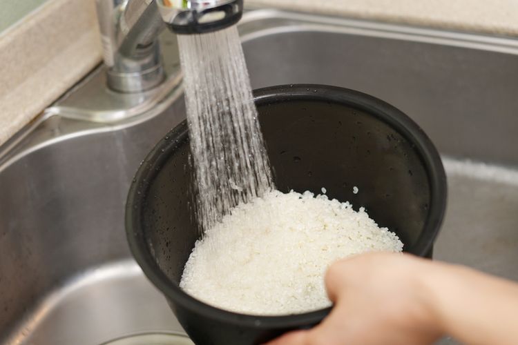 Jangan Mencuci Beras Langsung Di Panci Rice Cooker Kenapa Halaman All Kompas Com