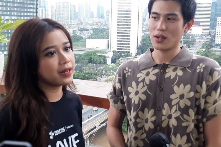 Pasangan artis Brisia Jodie dan Julian Jacob ditemui di kawasan Thamrin, Jakarta Pusat, Kamis (28/10/2021).