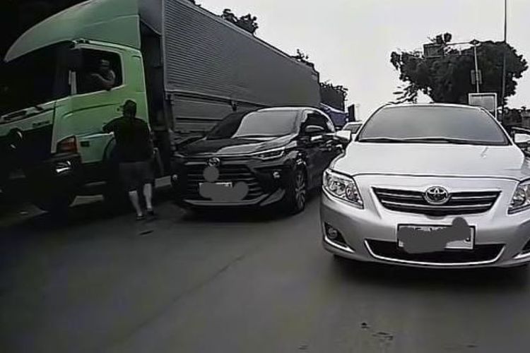 Kronologi Pria Gelantungan di Truk Dipukul Palu hingga Jatuh, Bermula Senggolan di Cibubur
