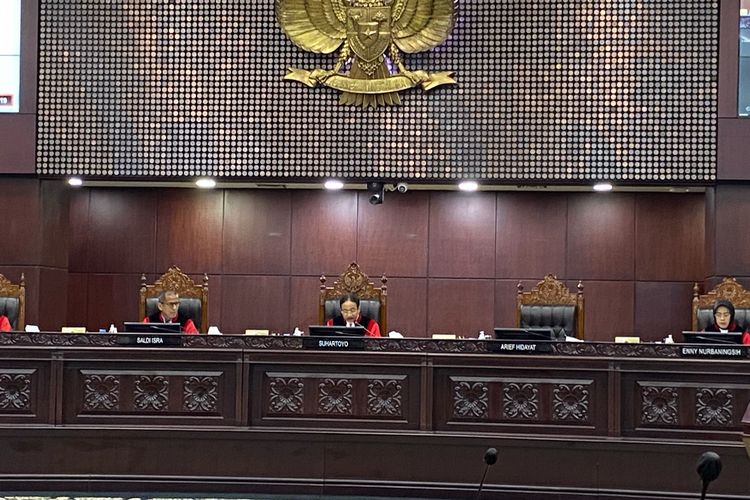 Ketua MK Suhartoyo membacakan putusan di Gedung MK, Jakarta Pusat, Kamis (29/2/2023). 