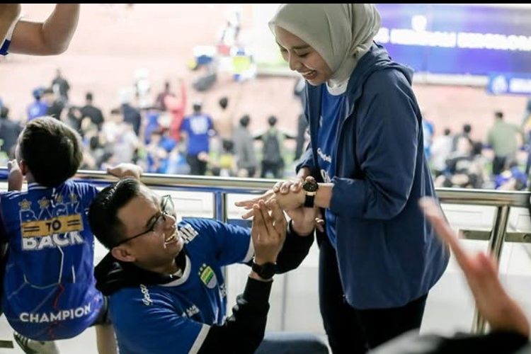 Maula Akbar Mulyadi Putra, anggota DPRD Jawa Barat yang juga anak Gubernur Jawa Barat Dedi Mulyadi, melamar Wakil Bupati Garut Putri Karlina, Jumat (9/5/2025).
