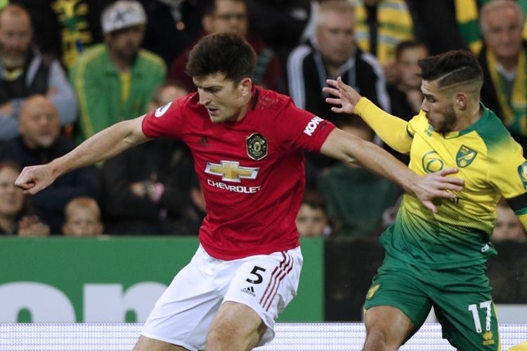 Harry Maguire dan Emiliano Buendia berduel pada pertandingan Norwich City vs Manchester United dalam lanjutan Liga Inggris di Stadion Carrow Road, 27 Oktober 2019. 