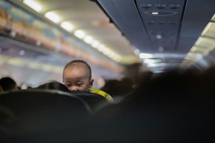 Ilustrasi anak kecil di kabin pesawat.