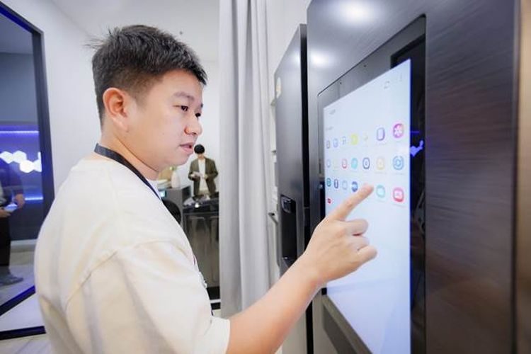 Samsung memamerkan kulkas pintar dengan AI Home terbaruyna di Southeast Asia Tech Seminar 2025 di Bangkok, Thailand, pada 20 Juni 2025 lalu.