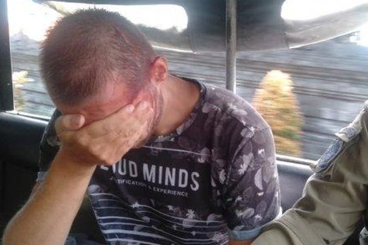 Oleg Chadin, warga Rusia saat diamankan Satpol PP Kabupaten Badung dan dibawa menuju RSD Mangusada Badung, Sabtu (28/8/2021) pagi. 
