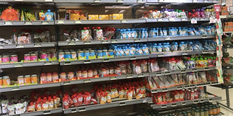 Rak yang berisi aneka produk makanan bayi yang sebagian besar organik di sebuah supermarket di kota Copenhagen, Denmark.