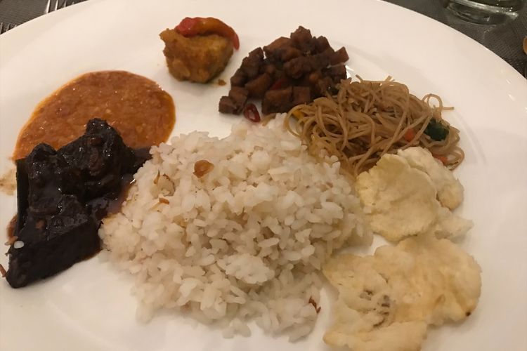 Nasi uduk betawi dengan tambahan tempe orek, bihun goreng, daging semur, dengan tambahan sambal kcang dan emping.