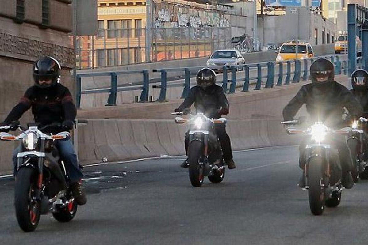 Rombongan Harley-Davidson LiveWire melewati batas senja.
