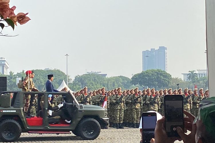 Presiden Joko Widodo saat memeriksa pasukan upacara di Lapangan Silang Monas, Jakarta Pusat, Sabtu (5/10/2024). 