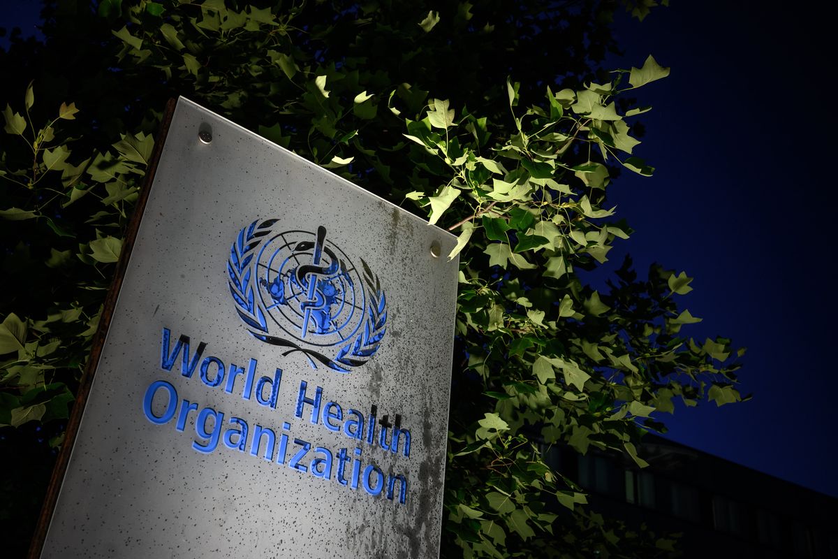 Sebuah foto yang diambil pada akhir 29 Mei 2020 menunjukkan tanda Organisasi Kesehatan Dunia (WHO) di kantor pusat, di Jenewa, di tengah wabah COVID-19, yang disebabkan oleh virus corona.