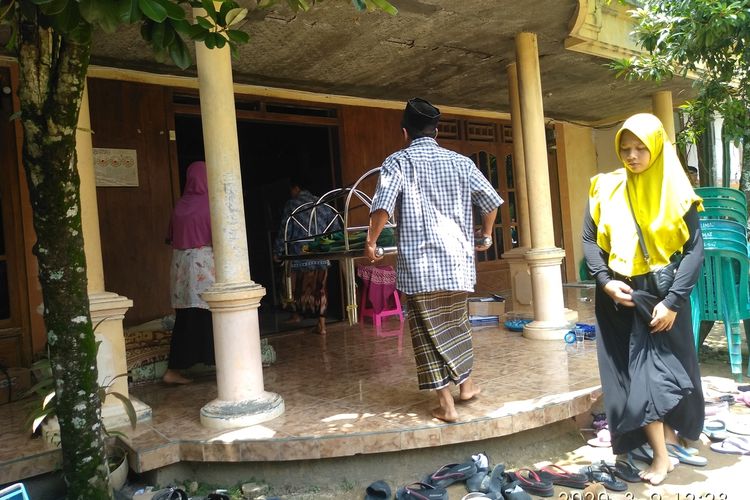 Suasana haru menyelimuti rumah duka Kiai Haji Wahyudi (58) di Dusun Sobotuwo, Desa Kronggen, Kecamatan Brati, Kabupaten Grobogan, Jawa Tengah, Senin (9/3/2020) siang.