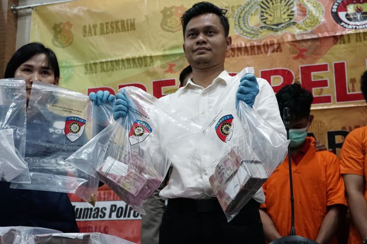 Pers rilis pengungkapan kasus pencurian 900 juta oleh Polres Tarakan Kaltara. Kedua pelaku merupakan rekan kerja korban. Hasil curian akan digunakan modal untuk jualan ballpress yang rencananya didatangkan dari Kota Batam