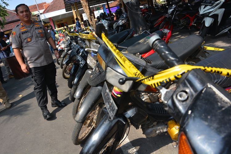 Kapolres Jombang Jawa Timur, AKBP Bobby P Tambunan, saat menunjukkan 19 sepeda motor hasil sitaan polisi dari komplotan pencuri motor, di Mapolres Jombang, Selasa (3/12/2019).