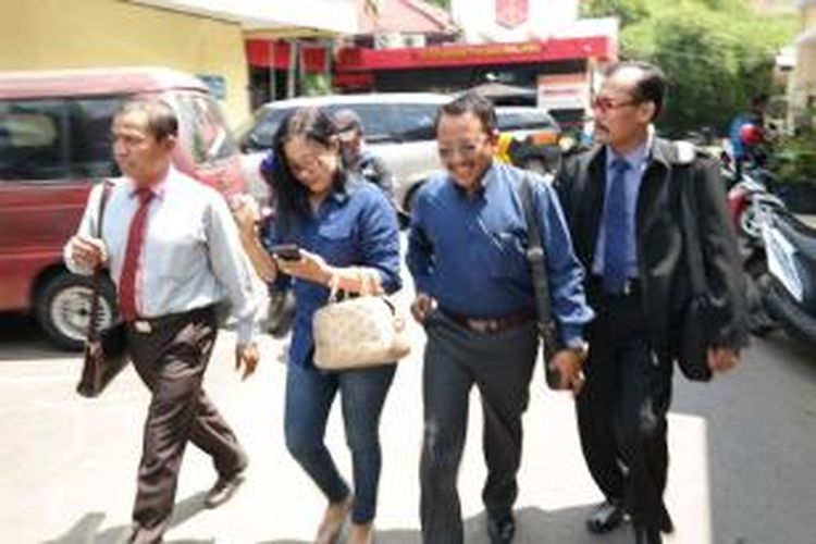LEP (dua dari kanan), didampingi dua pengacara dan istrinya saat menghadiri panggilan polisi untuk diperiksa setelah ditetapkan menjadi tersangka kasus perselingkuhan. Kamis (9/4/2015) 