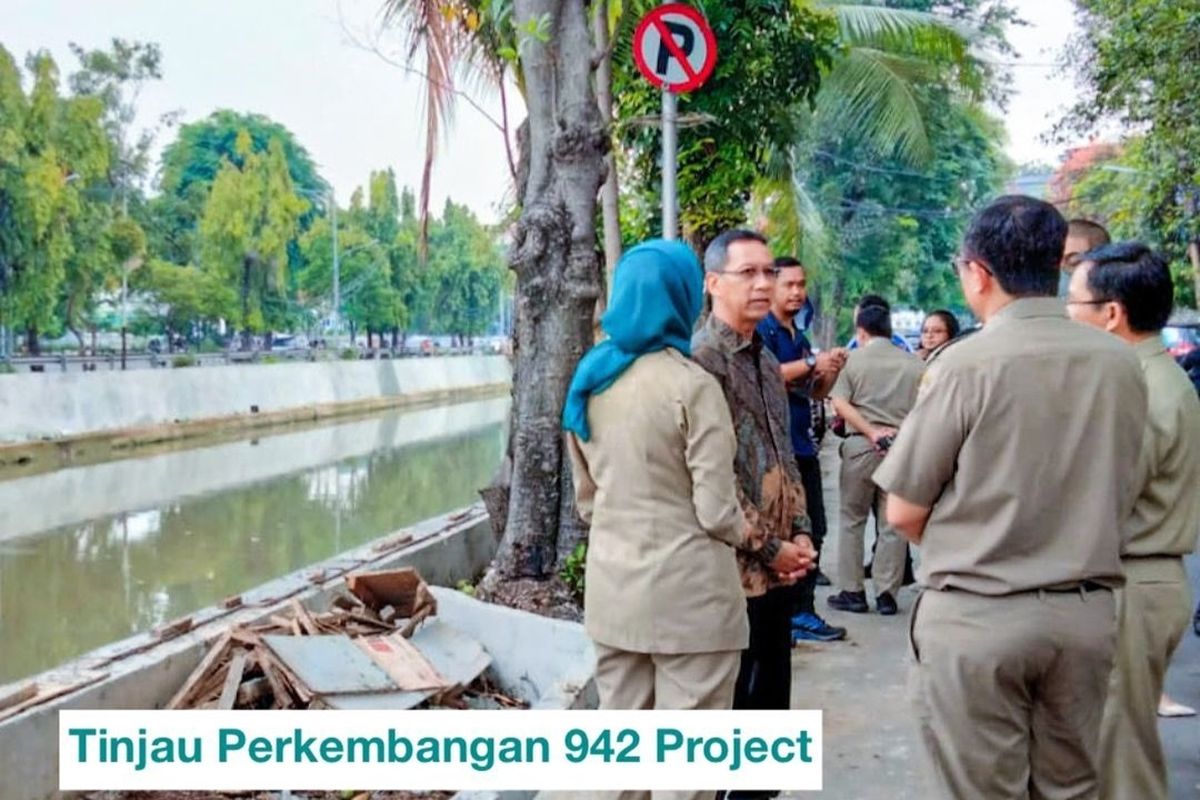 Penjabat Gubernur DKI Jakarta Heru Budi Hartono (baju batik) meninjau program 942 project di Kali Ciliwung, kawasan Pasar Baru, Jakarta Pusat, Selasa (18/10/2022) siang.