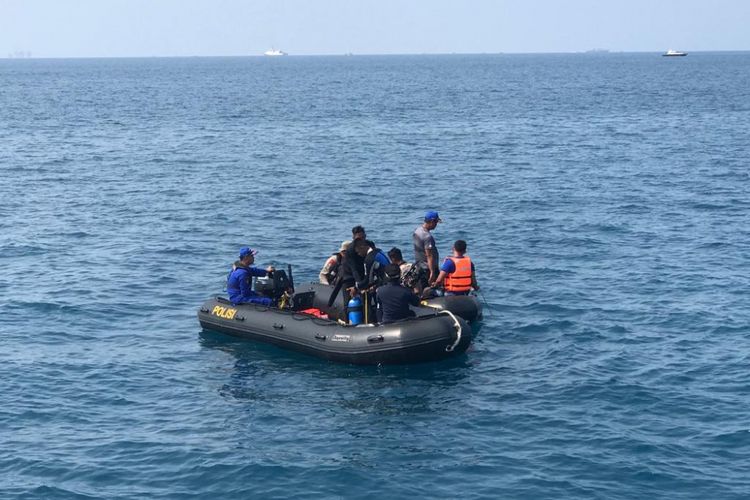 Penyelam dari Polisi Air Mabes Polri lakukan penyelaman untuk mencari pesawat Lion Air JT 610, di perairan Karawang, Jawa Barat, Rabu (31/10/2018). 