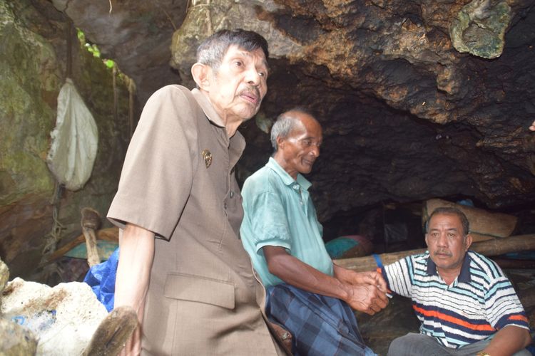 Wali Kota Baubau, AS Thamrin, saat mengunjungi La Udu di dalam gua tepi pantai kelurahan Kadolomoko, Kecamatan Kokalukuna, Selasa (4/2/2020) sore. Pemerintah Kota Baubau, Sulawesi Tenggara, berencana akan membuatkan rumah yang layak huni bagi  La Udu,