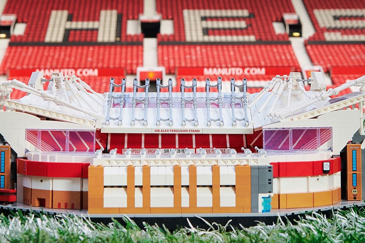 Miniatur stadion Old Traffod dari lego.