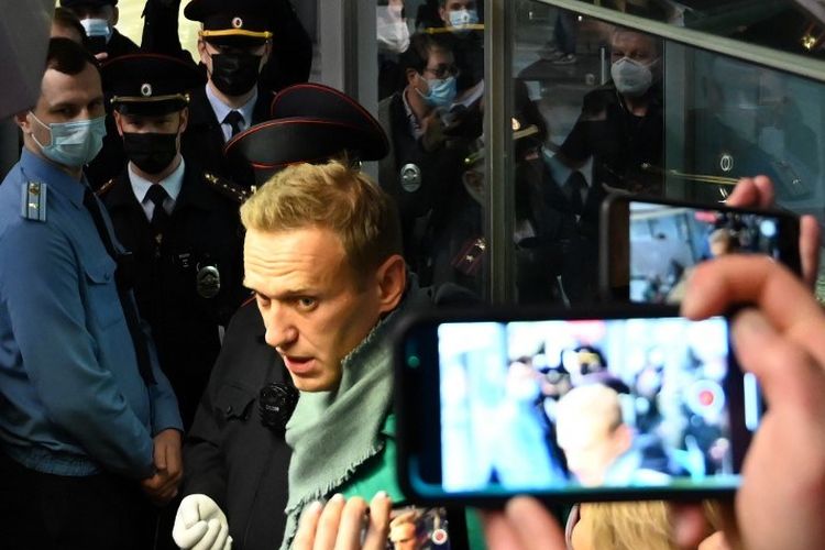 Polisi Rusia menahan kritikus Kremlin Alexei Navalny di bandara Moskow tak lama setelah dia mendarat dalam penerbangan dari Berlin.