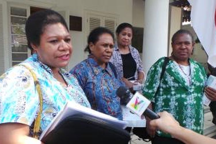 Frederika Koraih dari komunitas perempuan pembela HAM Papua saat datang ke Kantor Tim Transisi, Jakarta, Sabtu (13/9/2014).