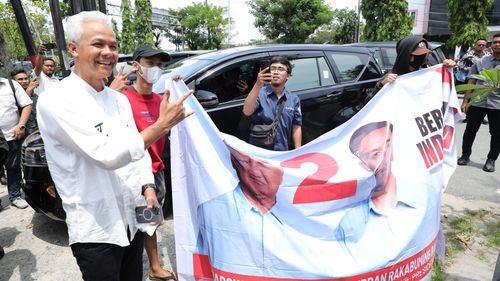 Saat Ganjar Disambut Spanduk Prabowo-Gibran di Balikpapan...