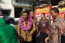 Tiba di Kantor Baru, Wiranto Dikalungi Bunga oleh Staf Menko Polhukam