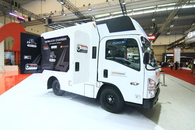 Bekerja sama dengan Astra Otoparts, Isuzu mengembangkan kendaraan Isuzu ELF Mobile EV Charger Concept Astra Otopower. 