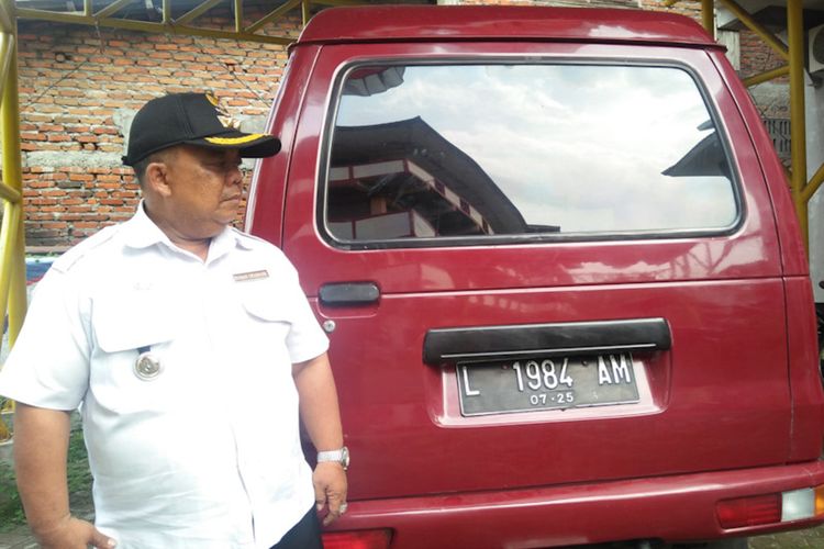 Lurah Karangturi Hasan, bersama mobil Suzuki Carry miliknya yang diperuntukkan untuk membantu warga.