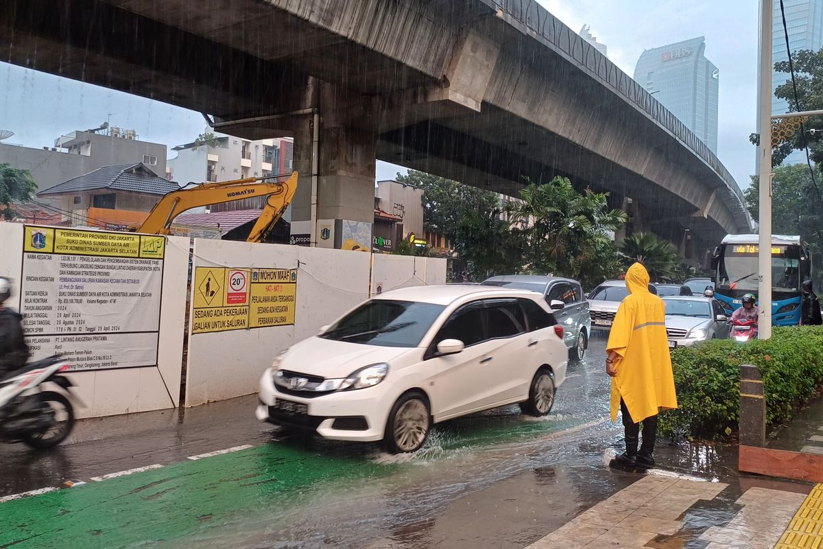 Penampakan kemacetan di Jalan Prof Dr Satrio, Jakarta Selatan, imbas adanya pembangunan sistem drainase, Jumat (28/6/2024).