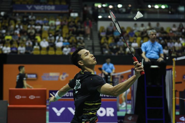 Jonatan Christie saat mengembalikan shuttlecock pada pertandingan Hong Kong Open 2023 di Hong Kong Coliseum. Jonatan melaju ke perempat final dan akan melawan Lee Chia Hao (Taiwan) pada Jumat (15/9/2023). 