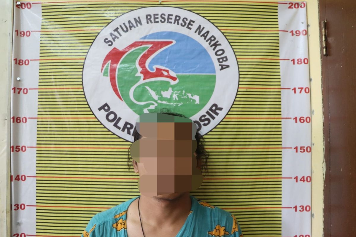 Salah seorang warga ditangkap saat pesta narkoba di Kabupaten Samosir, Sumut, Rabu (13/9/2023).