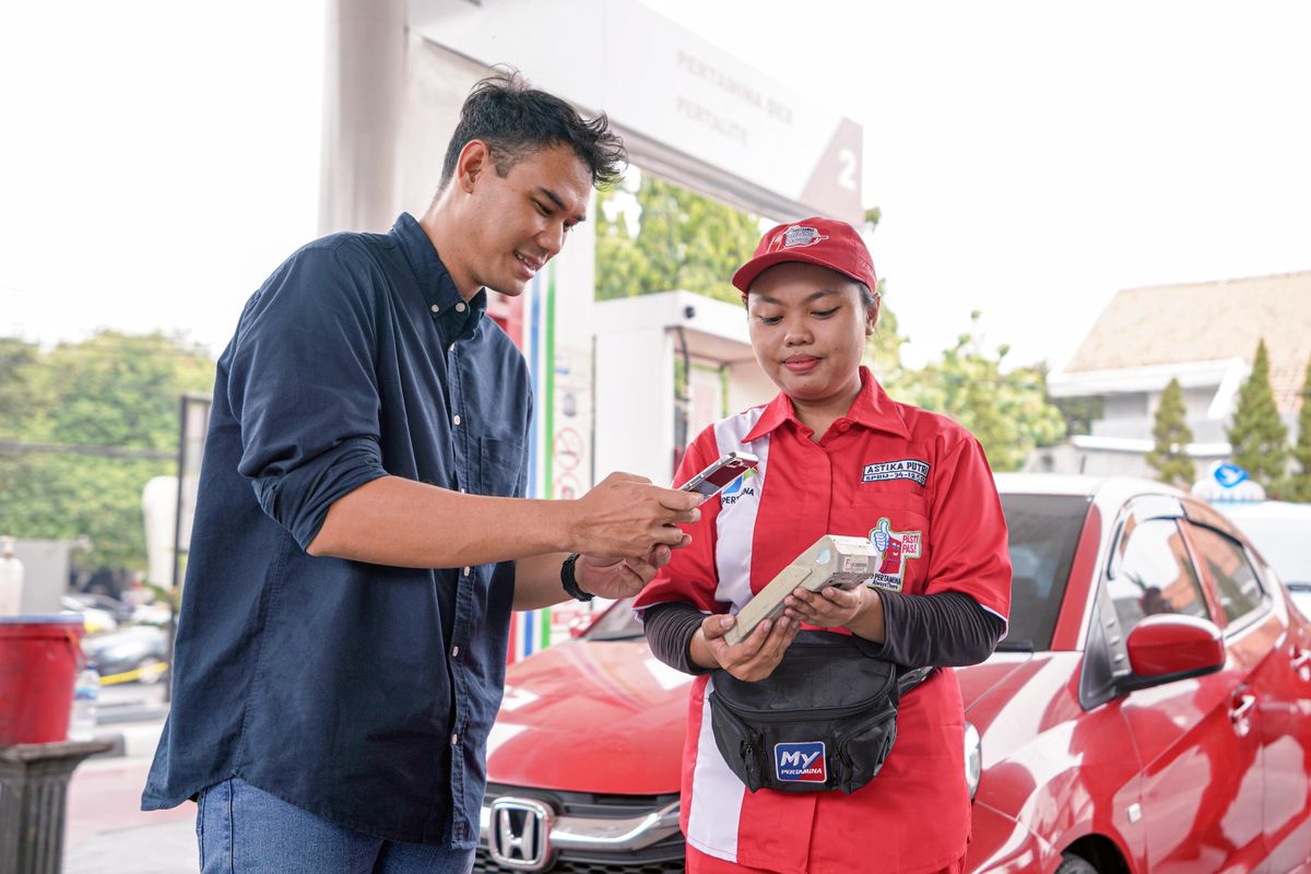 Seorang konsumen Pertamina sedang melakukan pembayaran dengan menggunakan MyPertamina di salah satu SPBU Pertamina