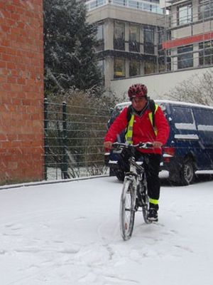 Bersepeda di tengah salju yang menyelimuti kota Brussel, Belgia, Jumat (2/3/2018).