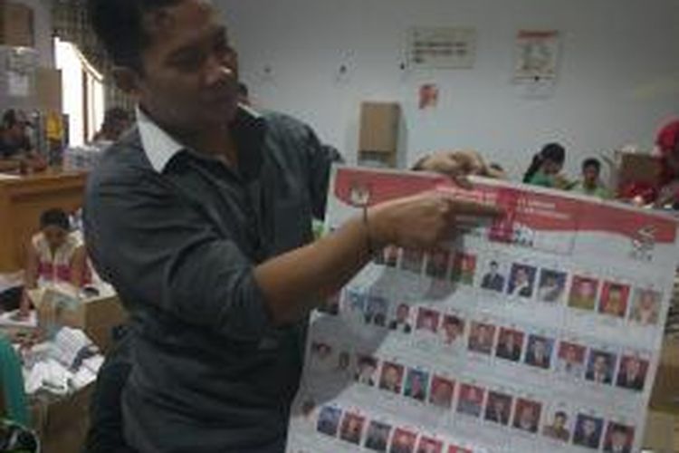 Sekretaris KPUD Kolaka, Idham Hindardi, memperlihatkan kertas surat suara yang rusak di Kantor KPUD Kolaka, Sulawesi Selatan.